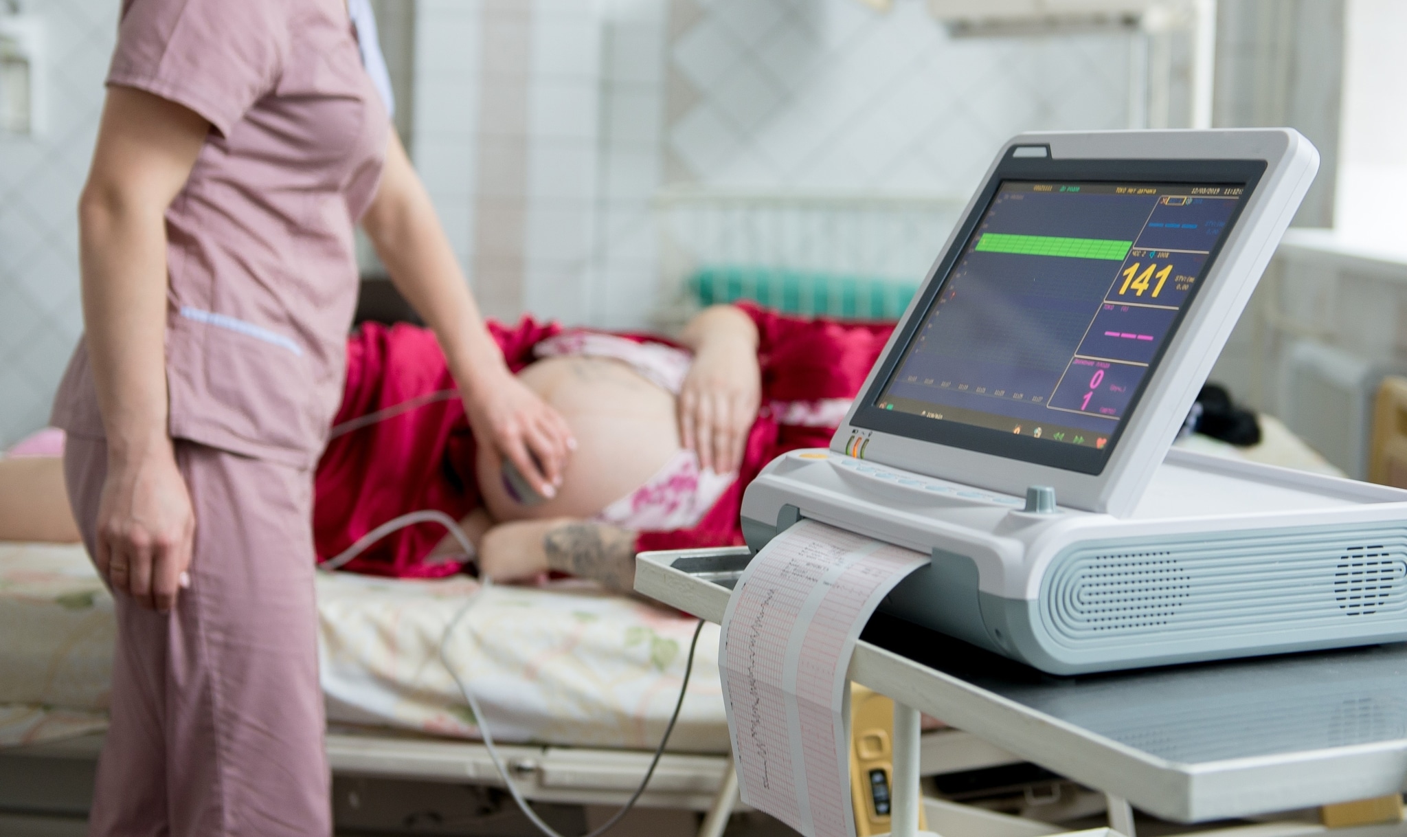 Pregnant woman with an electrocardiograph